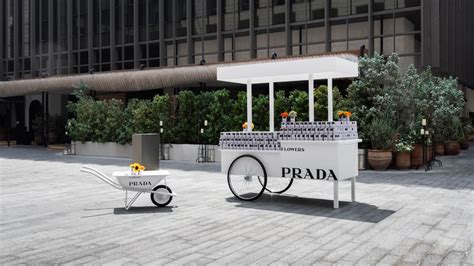 piazza della repubblica milano prada|Prada Milano edicola speciale che vende fiori .